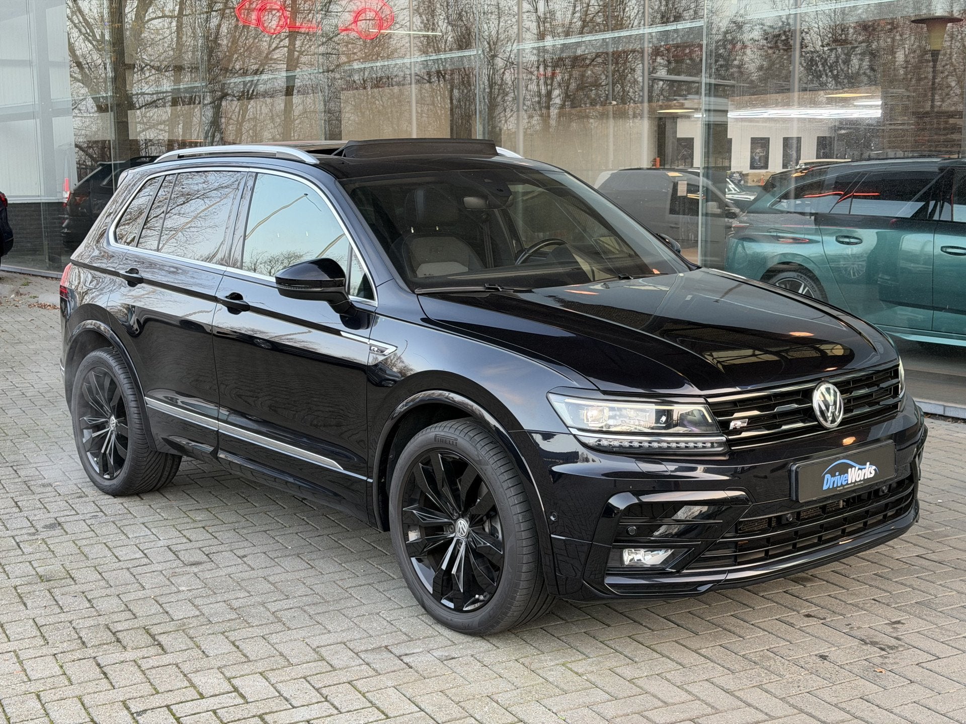 Volkswagen Tiguan 2.0 TSI 4Motion| R-line | Highline | Pano, Gebruikt, 4 cilinders, Zwart, Bedrijf