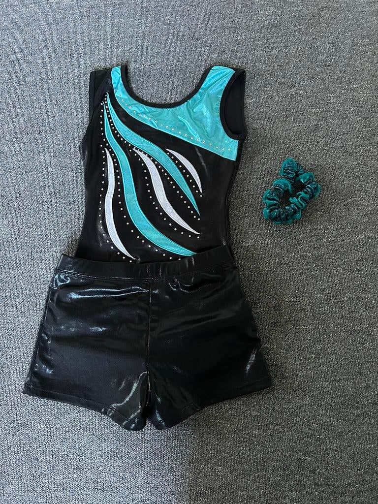 Turnpakje zwart met details + turnbroekje en scrunchie, Sport en Fitness, Ophalen of Verzenden, Nieuw, Zwart, Turnpak(je)