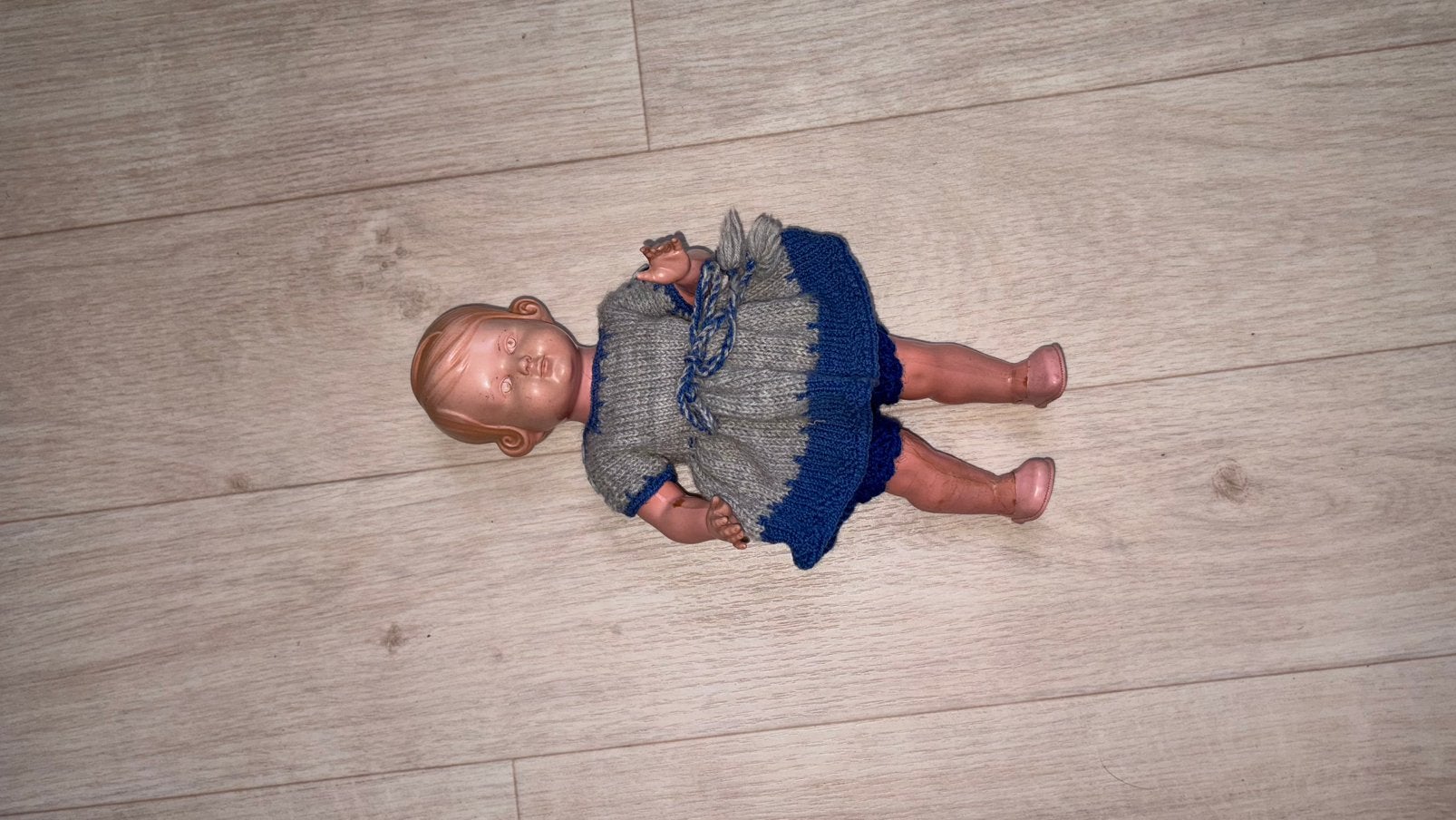 Originele schildpad pop met gebreide kleding, Ophalen of Verzenden, Gebruikt, Babypop