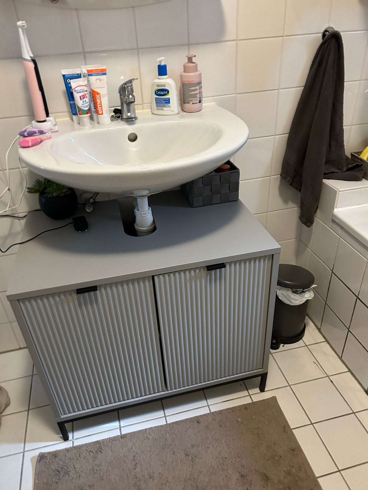 Badkamerkast met wastafel - Grijs, zo goed als nieuw, Huis en Inrichting, Ophalen, Zo goed als nieuw, 25 tot 50 cm, Wastafelkast