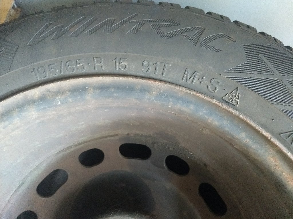 winterbanden met velgen en wieldoppen, Ophalen, 15 inch, Banden en Velgen, Winterbanden
