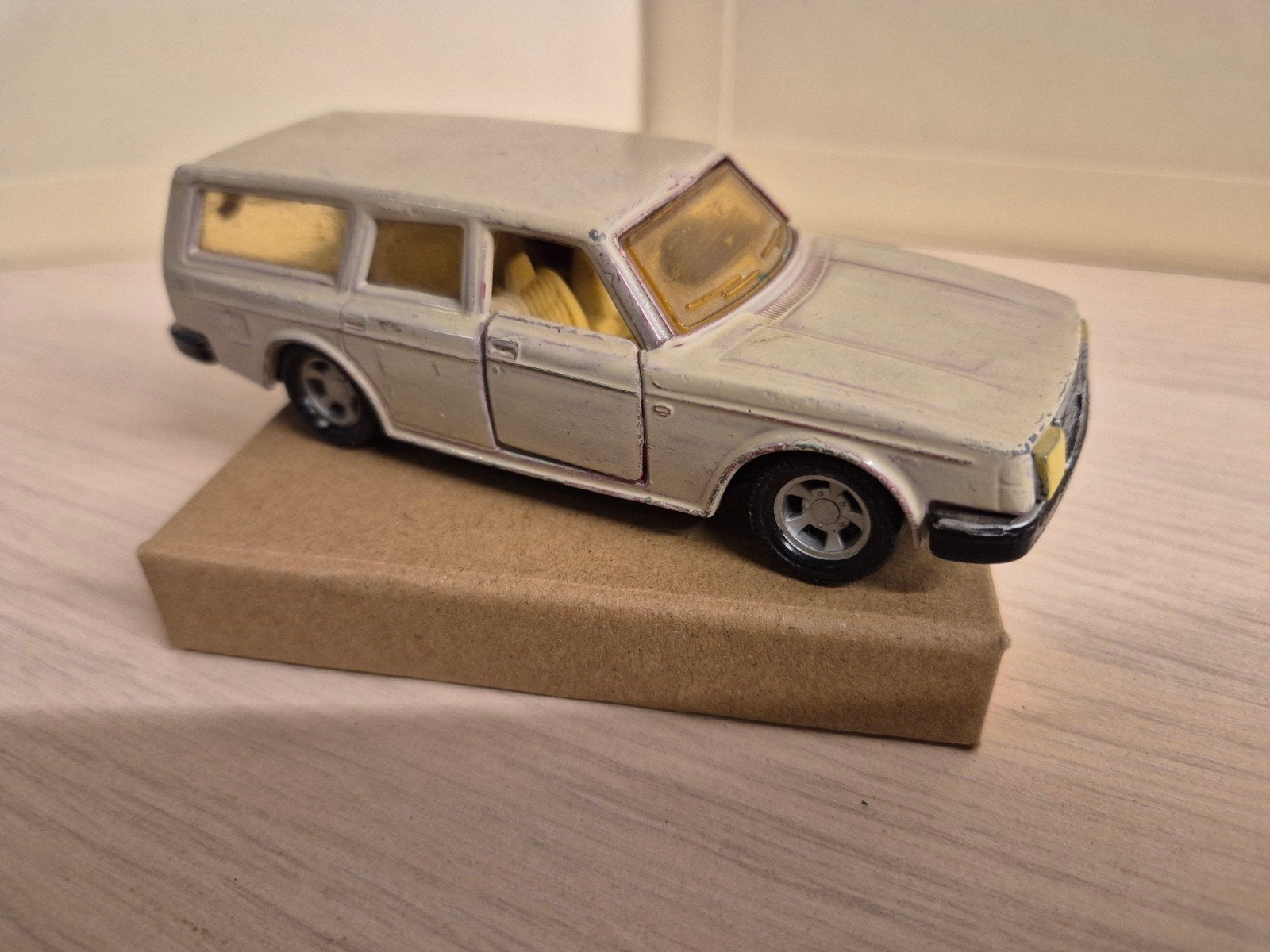 1 op 35 Volvo 240 stationcar model 1974 Matchbox keurige sta, Ophalen of Verzenden, Auto, Matchbox