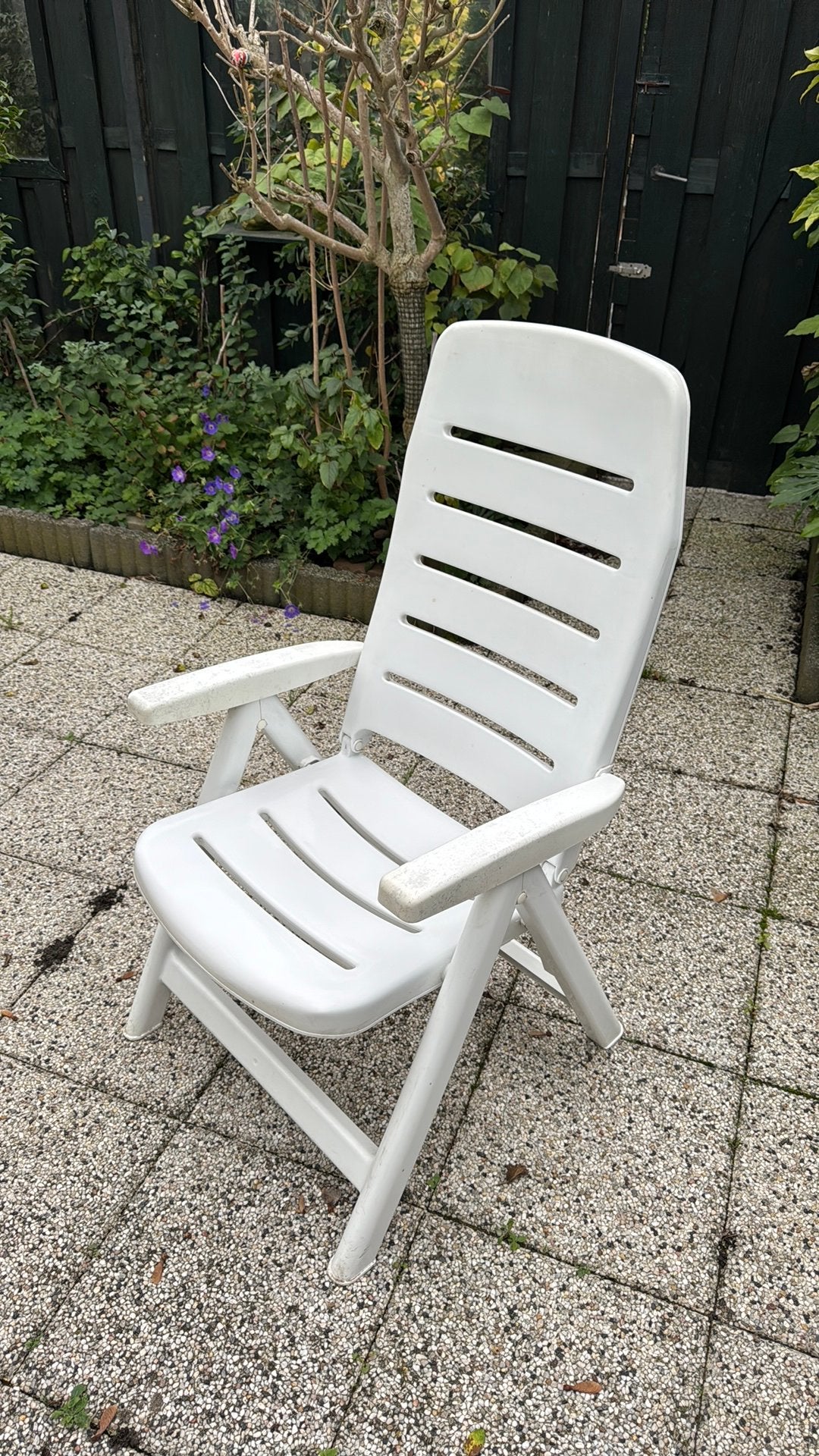 3 witte tuinstoelen, inklapbare., Ophalen, Gebruikt, Kunststof