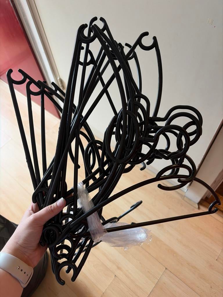 Zwarte plastic kledinghangers, Ophalen, Gebruikt, Kunststof, Volwassenen