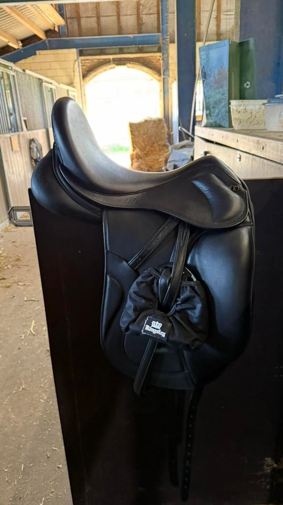 Kingsley D4 dressuurzadel 18 inch, Dieren en Toebehoren, Ophalen, Zo goed als nieuw, Dressuur