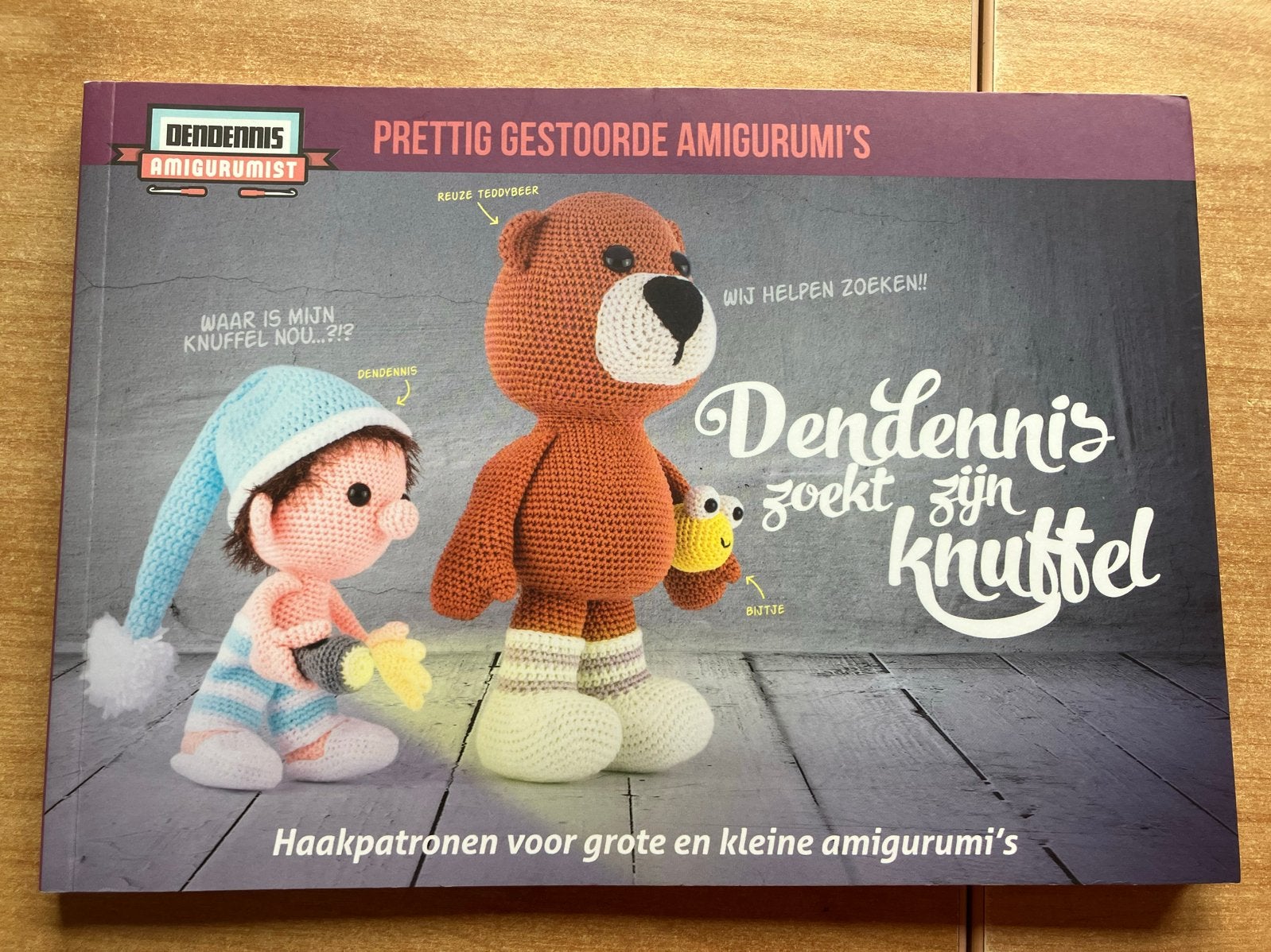 Haakboek Dendennis zoekt zijn knuffel - Amigurumi patronen, Ophalen of Verzenden, Zo goed als nieuw, Haken, Patroon of Boek