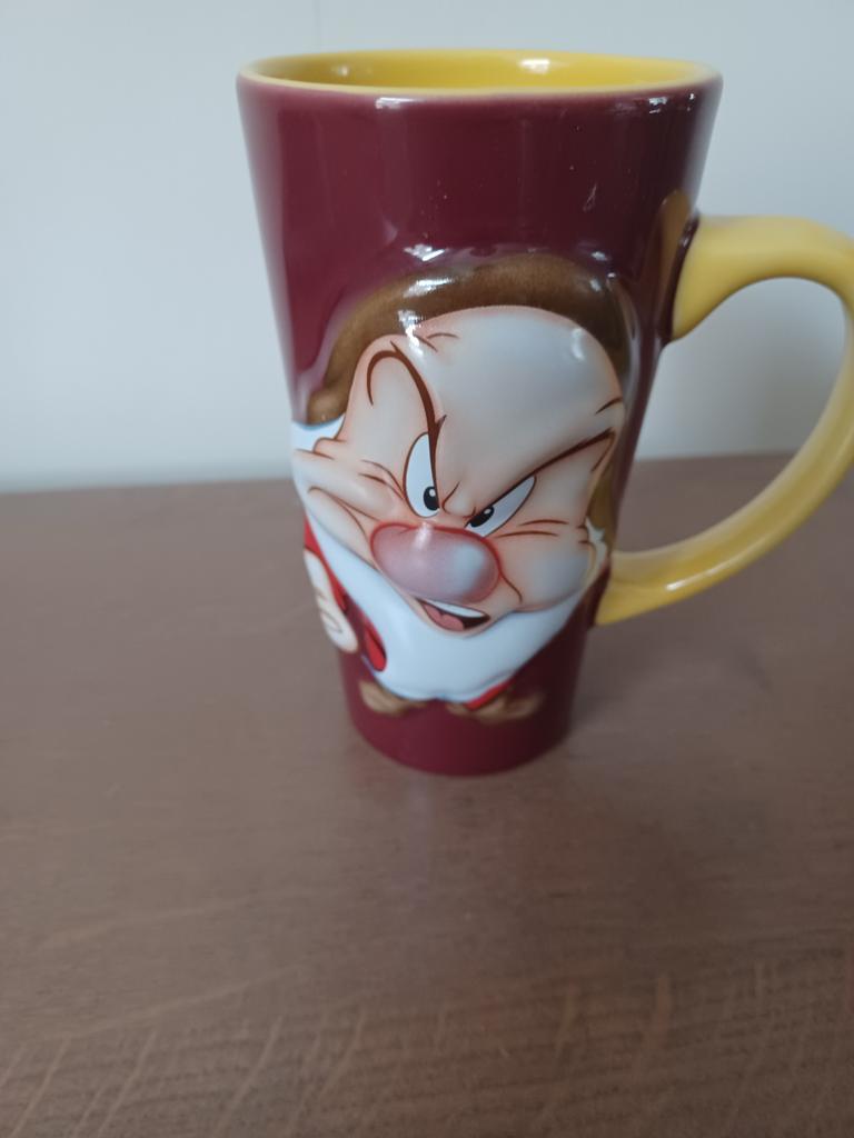 Mok Gnorrie uit Sneeuwwitje - Disneyland Parijs, Ophalen of Verzenden, Sneeuwwitje of Doornroosje, Gebruikt, Servies