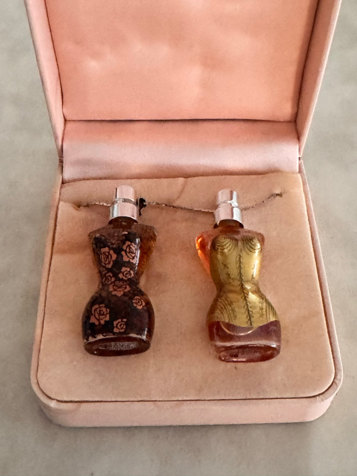Jean Paul Gaultier ketting en twee miniatuur flesjes, Ophalen of Verzenden, Zo goed als nieuw