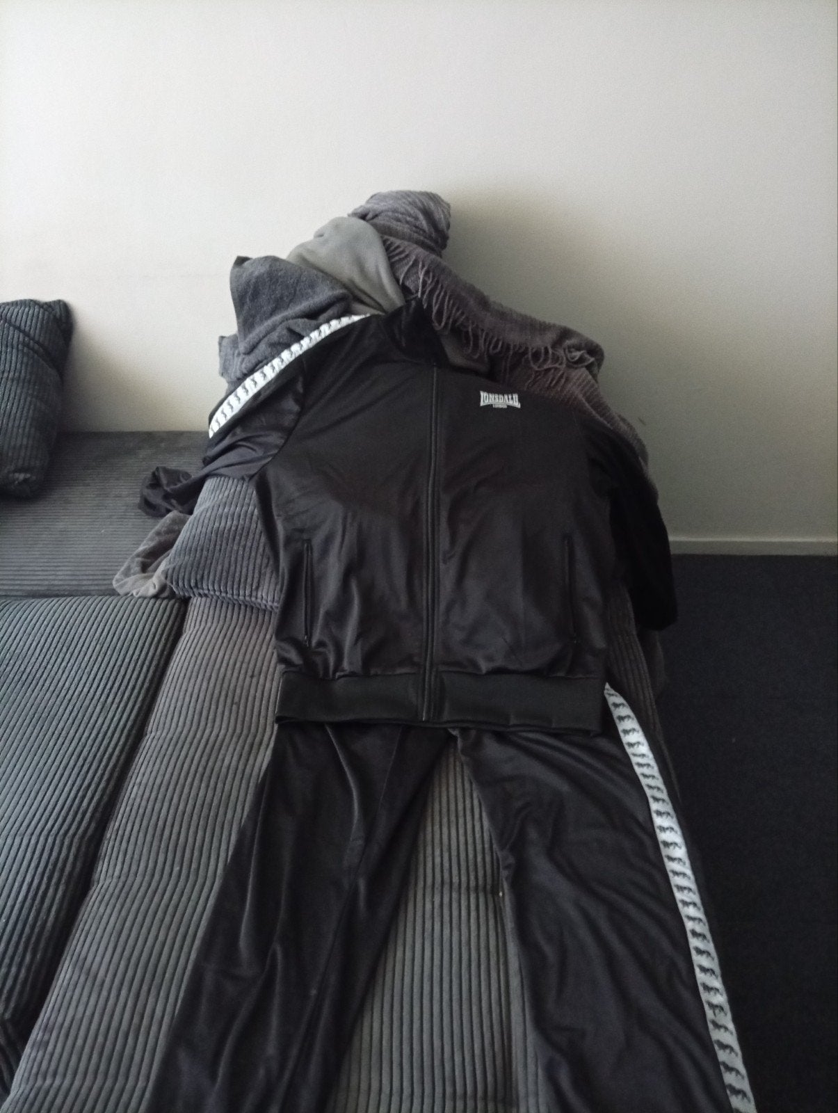 Lonsdale trainingspak zwart met witte bies zo goed als nieuw, Ophalen