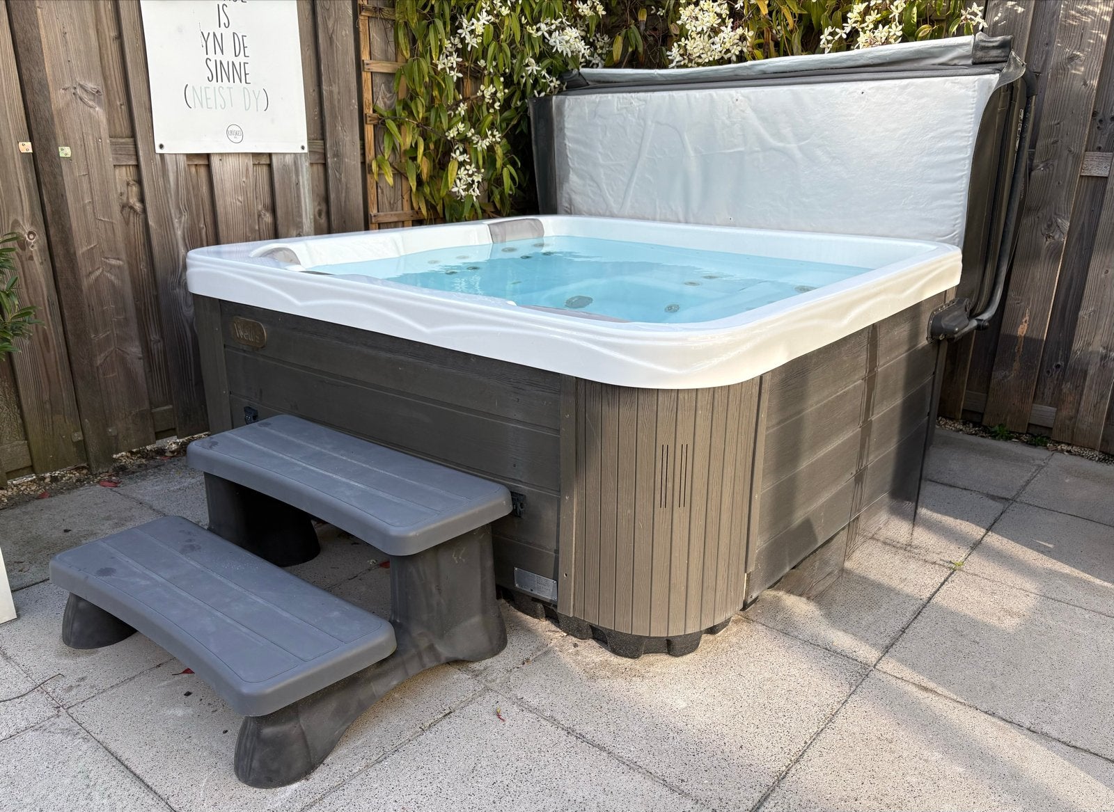Wellis Jacuzzi, Tuin en Terras, Bubbelbaden en Hottubs, Zo goed als nieuw, Vast, Afdekzeil, Filter, Pomp, Trap, Ophalen
