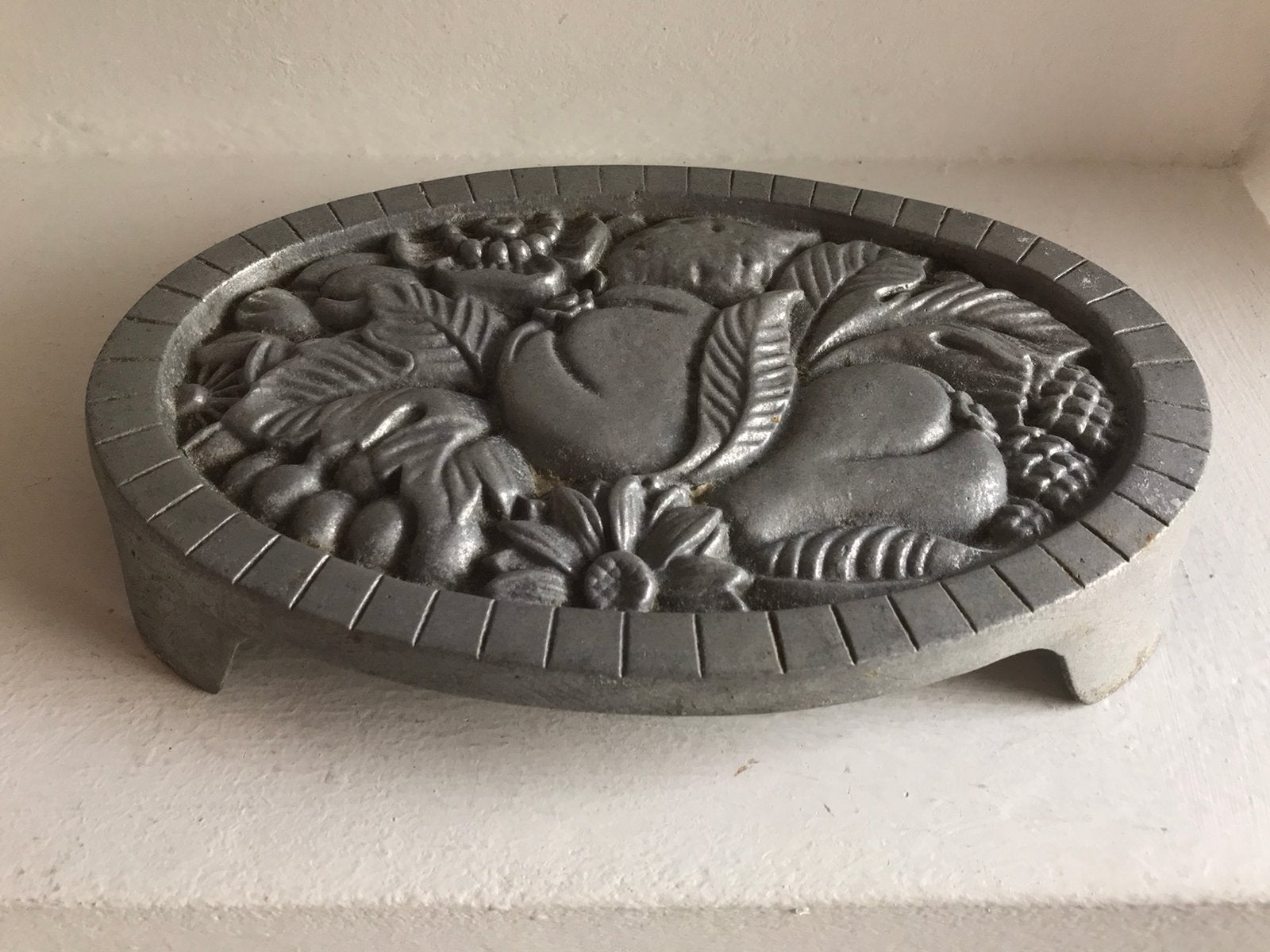 Onderzetter ovaal fruit metaal vintage, Huis en Inrichting, Woonaccessoires | Onderzetters, Gebruikt, Ophalen of Verzenden, Schaalonderzetter