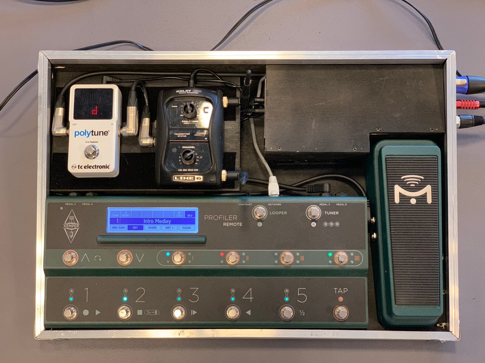 Foto 7 van 19 inch Flightcase met pedalboard bijv voor Kemper profiler
