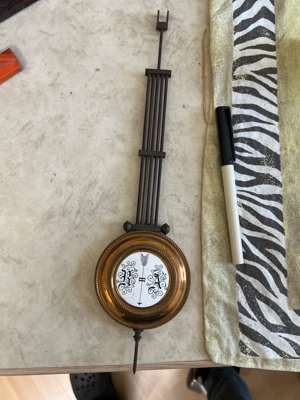 Antieke Klok compensatie Slinger met Decoratieve Wijzerplaat, Antiek en Kunst, Ophalen of Verzenden