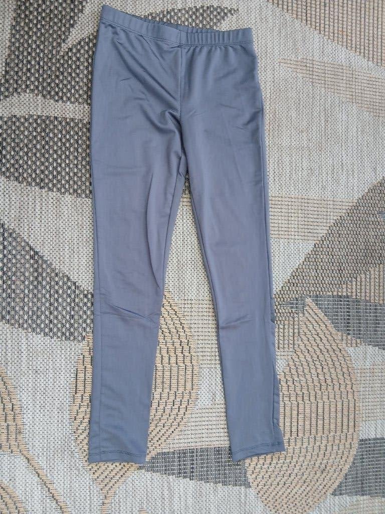 Grijze glanzende legging maat 134, Ophalen of Verzenden, Zo goed als nieuw, Meisje, Broek