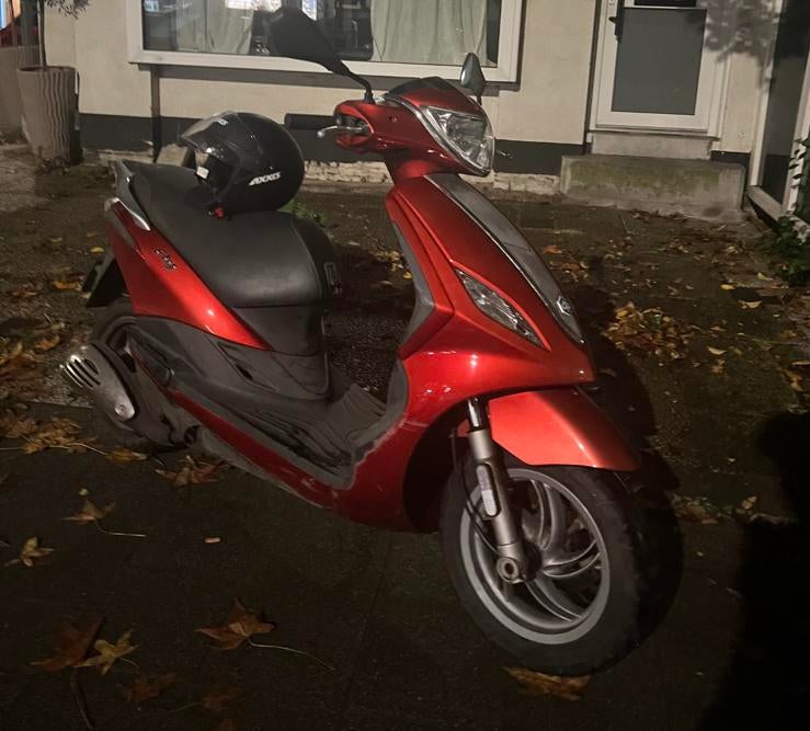 Piaggio new fly, Fietsen en Brommers, Scooters | Piaggio, Ophalen, Maximaal 45 km/u, Zo goed als nieuw, Fly