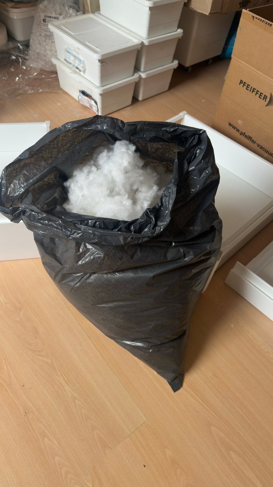 Gratis synthetische vulling / kussenvulling – ca. 15 liter, Ophalen, Zo goed als nieuw