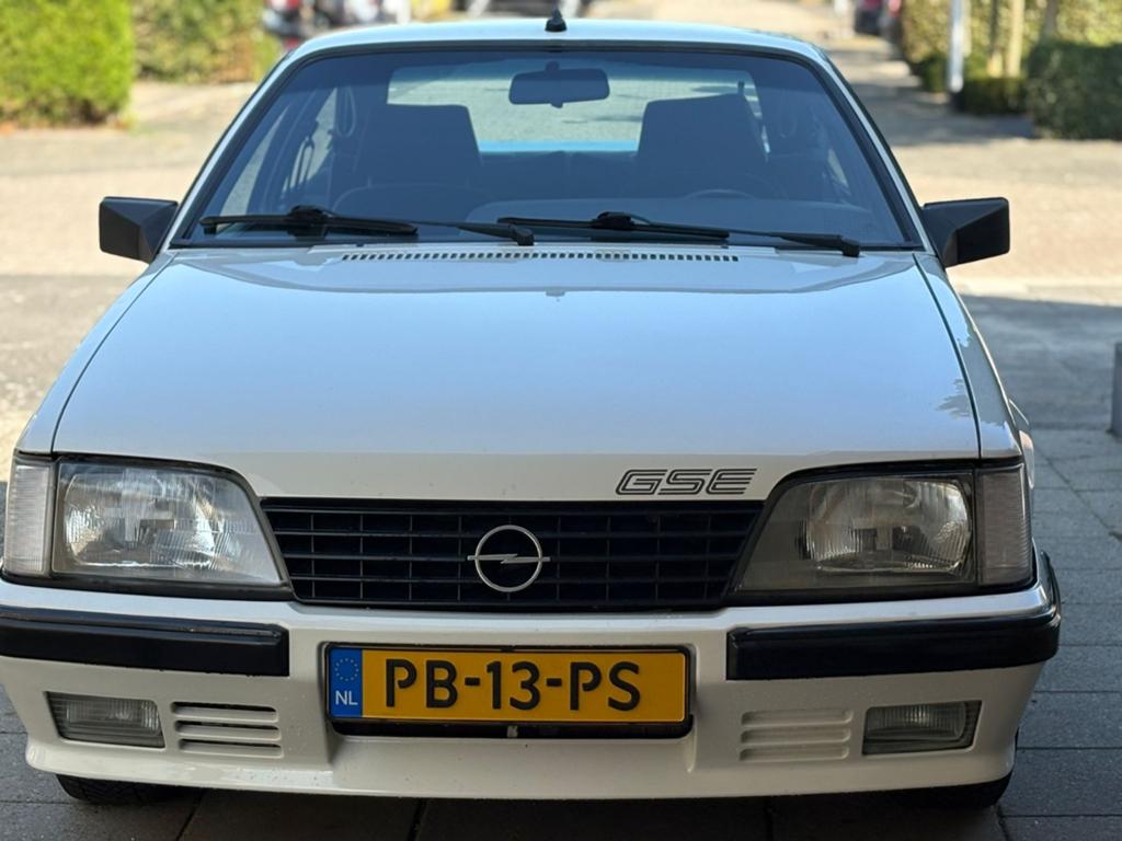 Opel Monza 3.0 I AUT 1986 Wit, Auto's, Automaat, 1408 kg, Achterwielaandrijving, 2969 cc