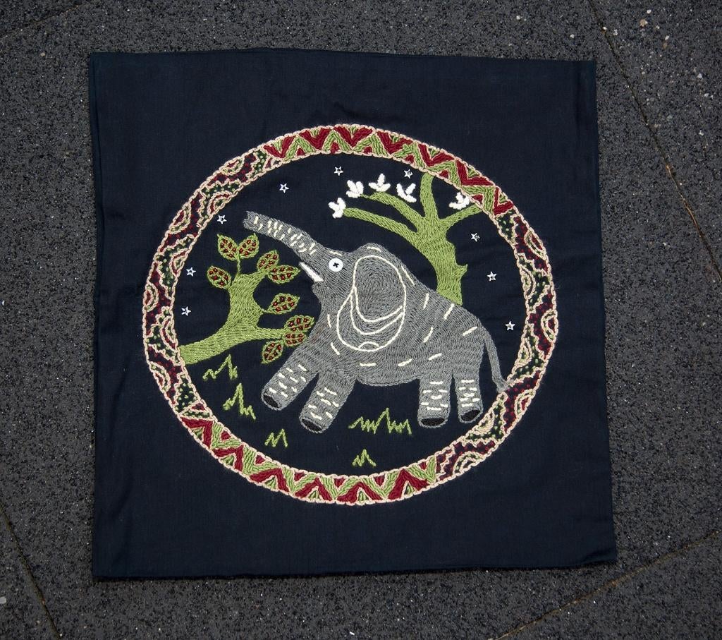 2 met de hand geborduurde kussenovertrekken uit Afrika, Huis en Inrichting, Woonaccessoires | Kussens, Nieuw, Vierkant, Ophalen of Verzenden