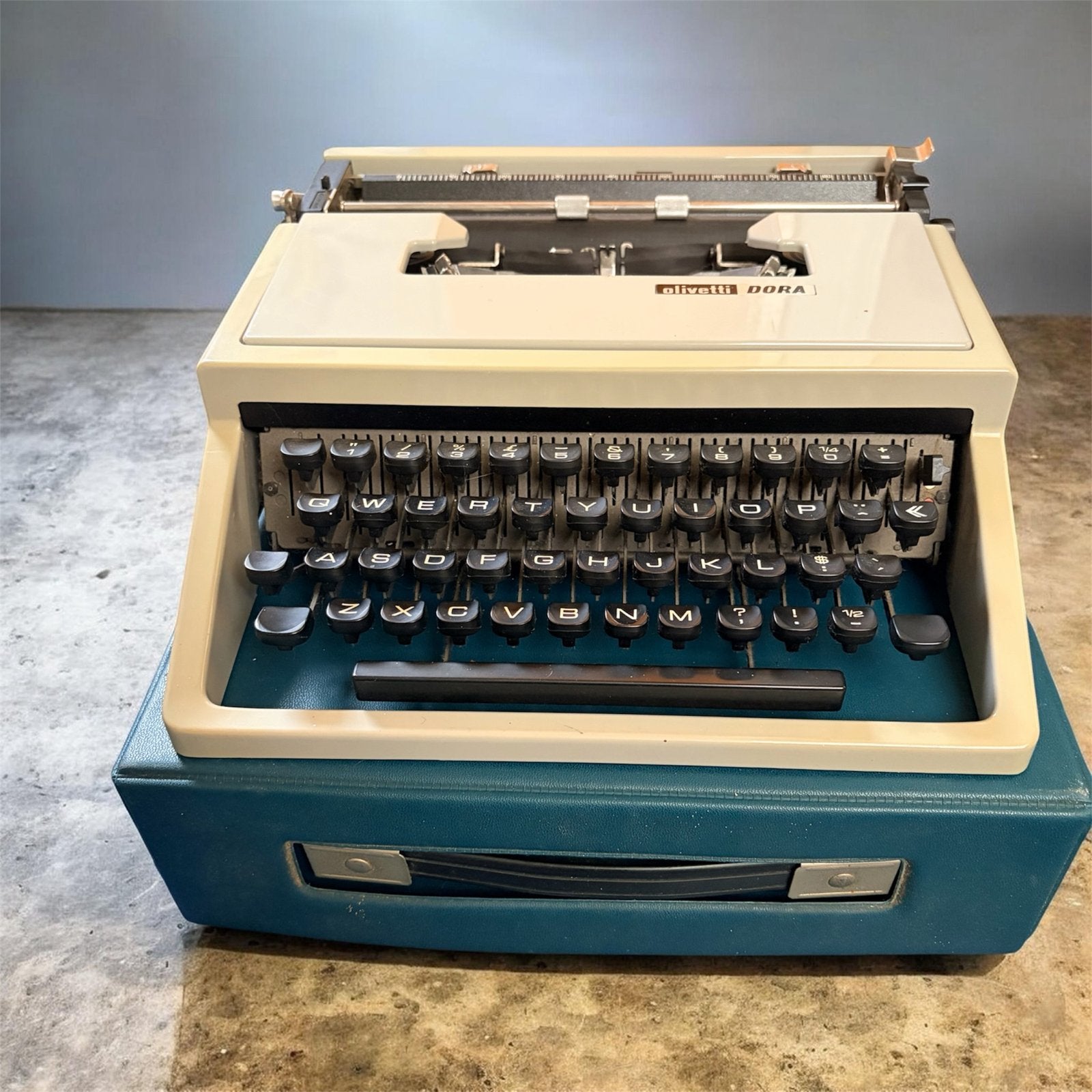 Olivetti Dora typemachine, met originele draagcase, Ophalen of Verzenden, Gebruikt