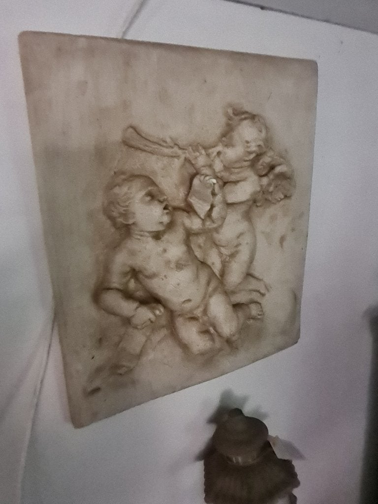 Vintage betonnen wandhanger putti foto 1 en 2