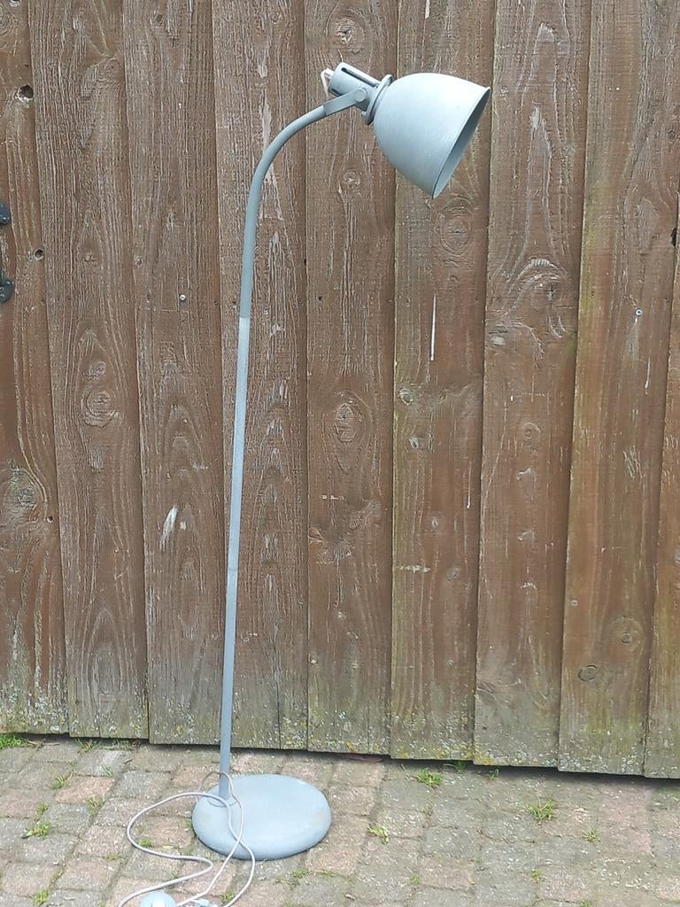 Industriële grijze staande lamp - leeslamp, vloerlamp, Gebruikt, Vintage, Ophalen of Verzenden, Metaal