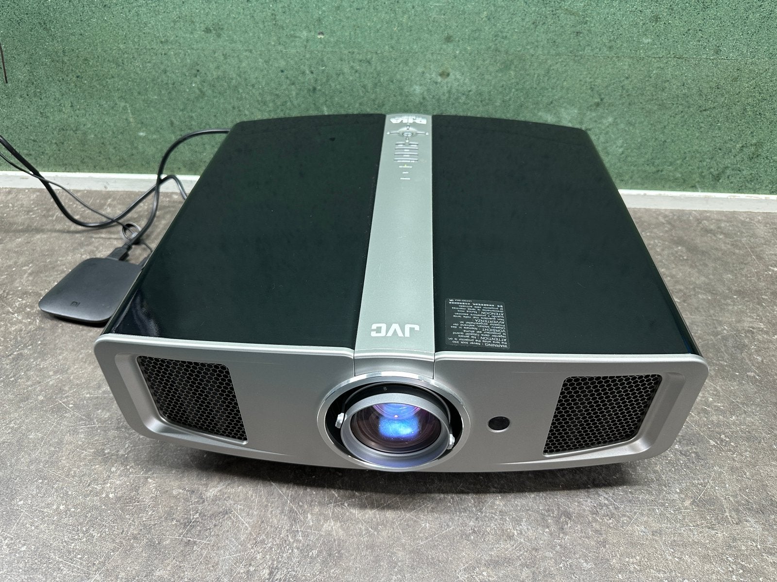 JVC DLH-HD1-BE HD projector Beamer 1080p met pixelfout, Ophalen of Verzenden, Zo goed als nieuw