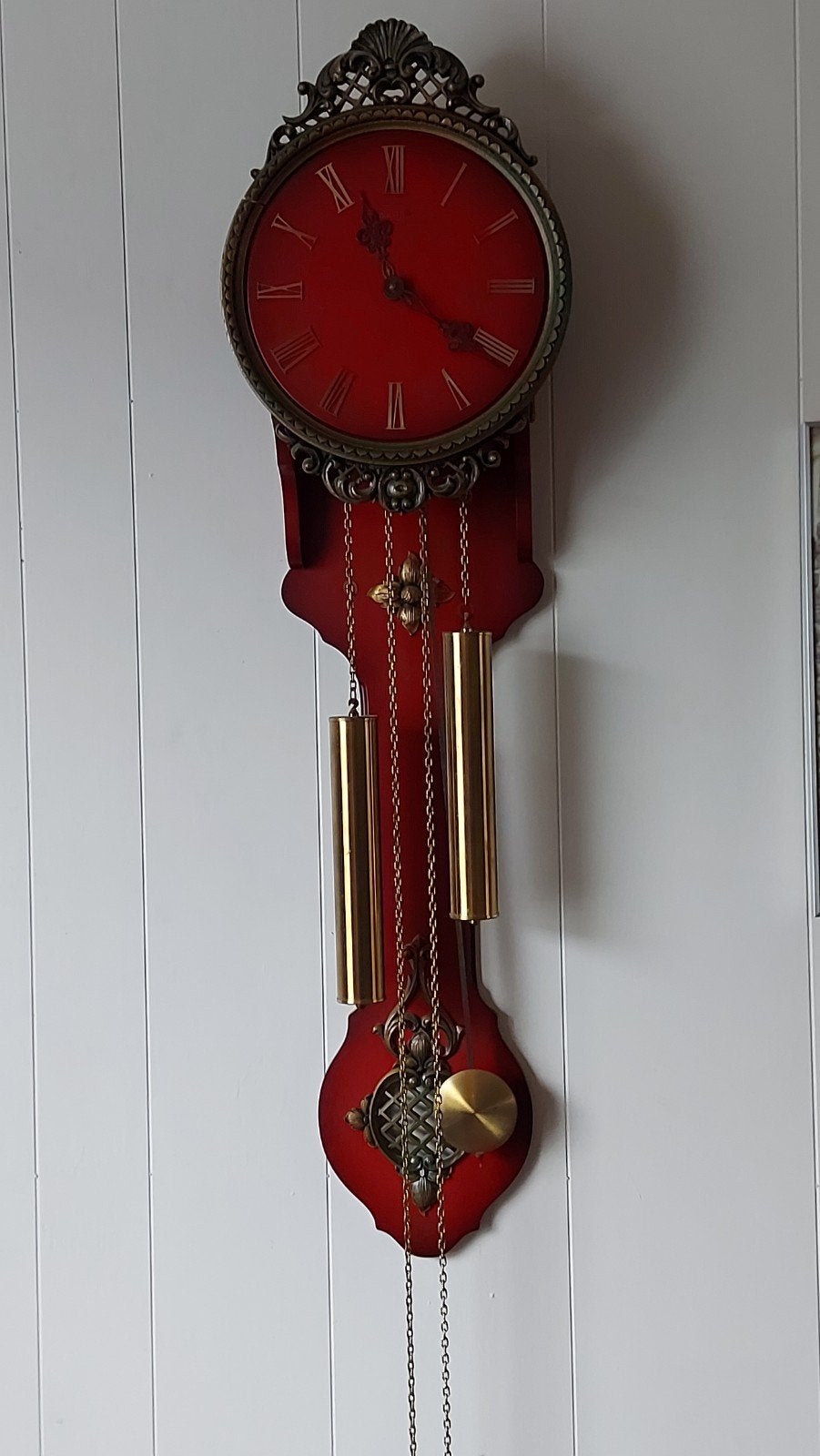 Antieke rode wandklok met gouden accenten, Ophalen