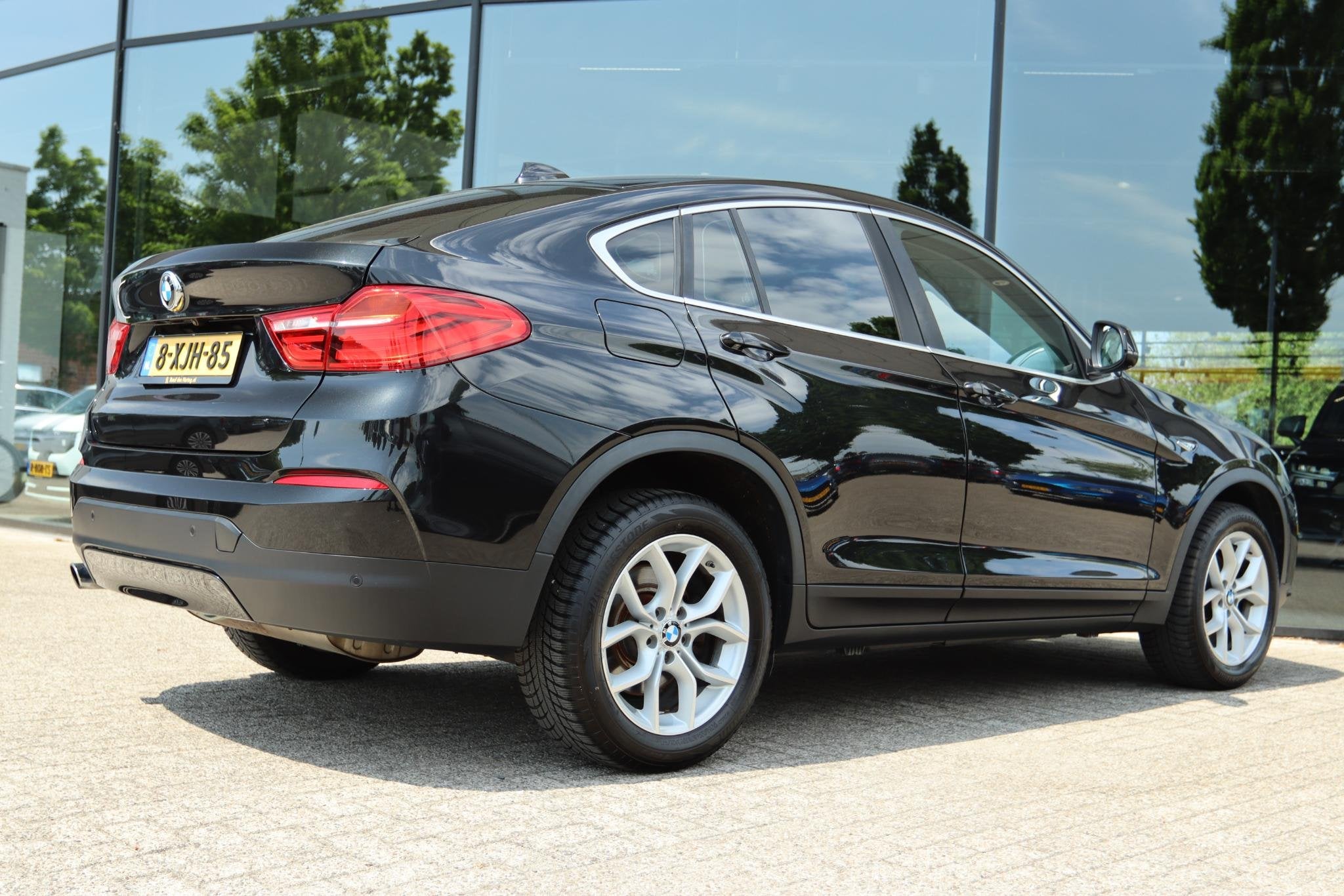 BMW X4 XDRIVE20I EXECUTIVE AUT. | LEDER | HUD | ELEK. TREKHA, Auto's, Stof, Gebruikt, 4 cilinders, Zwart