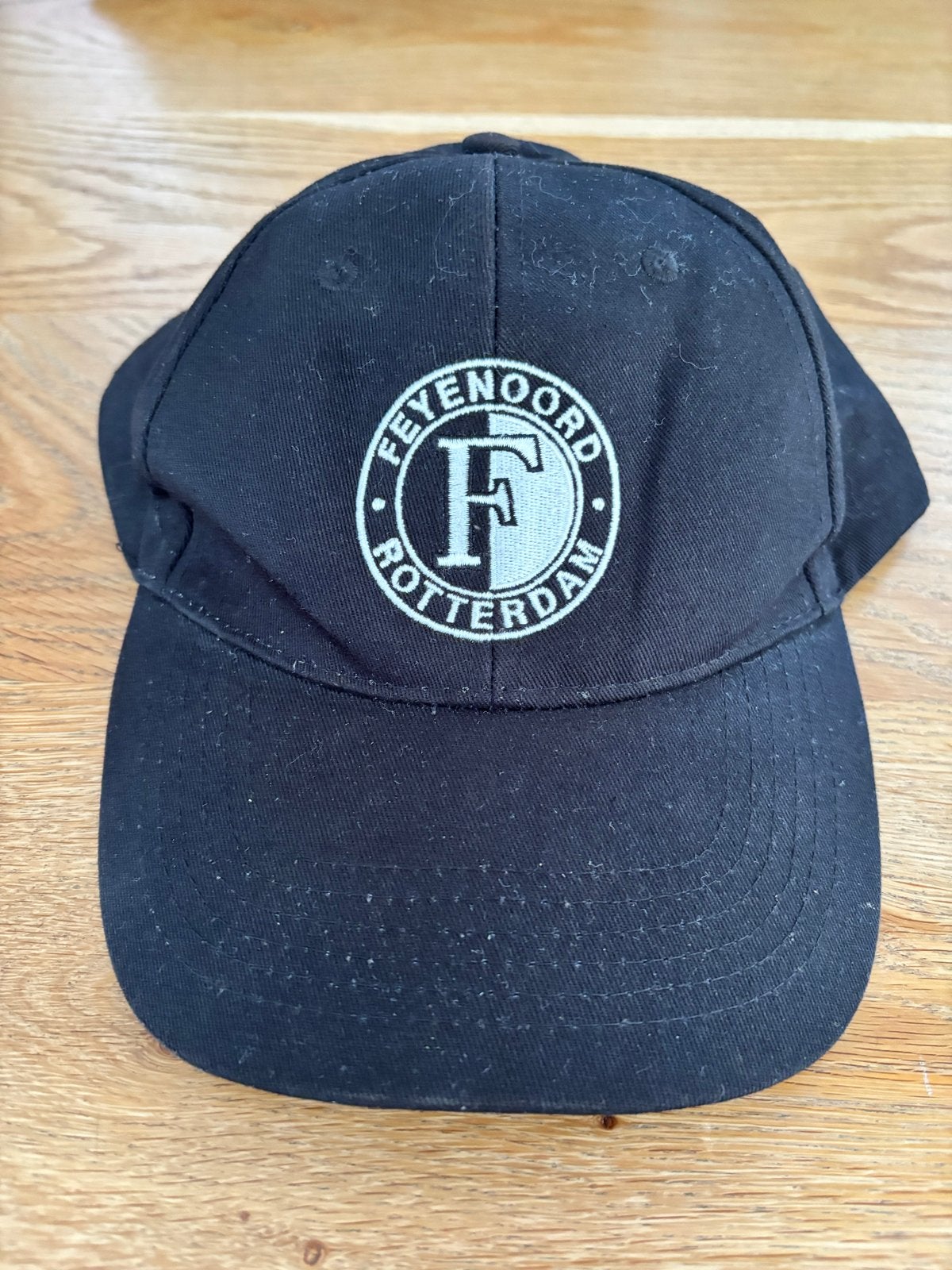 Feyenoord Pet Zwart - "Since 1908" -, Kleding | Heren, Ophalen of Verzenden, Gedragen, One size fits all, Pet