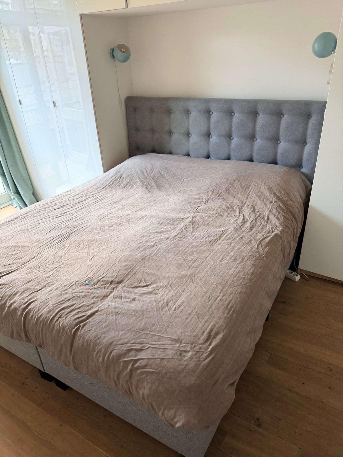 Tweepersoonsbed met gestoffeerd hoofdbord (grijs), Ophalen, Gebruikt, Tweepersoons, 200 cm
