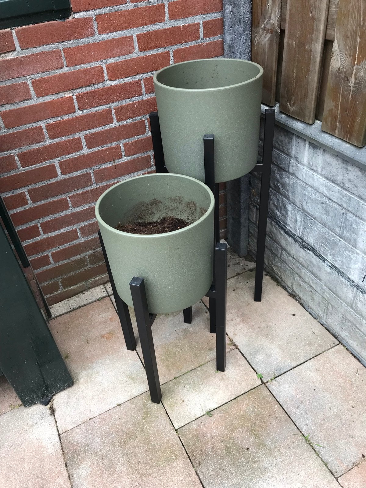 Set van 2 groene bloempotten met zwarte standaard, Kunststof, Gebruikt, Rond, Binnen