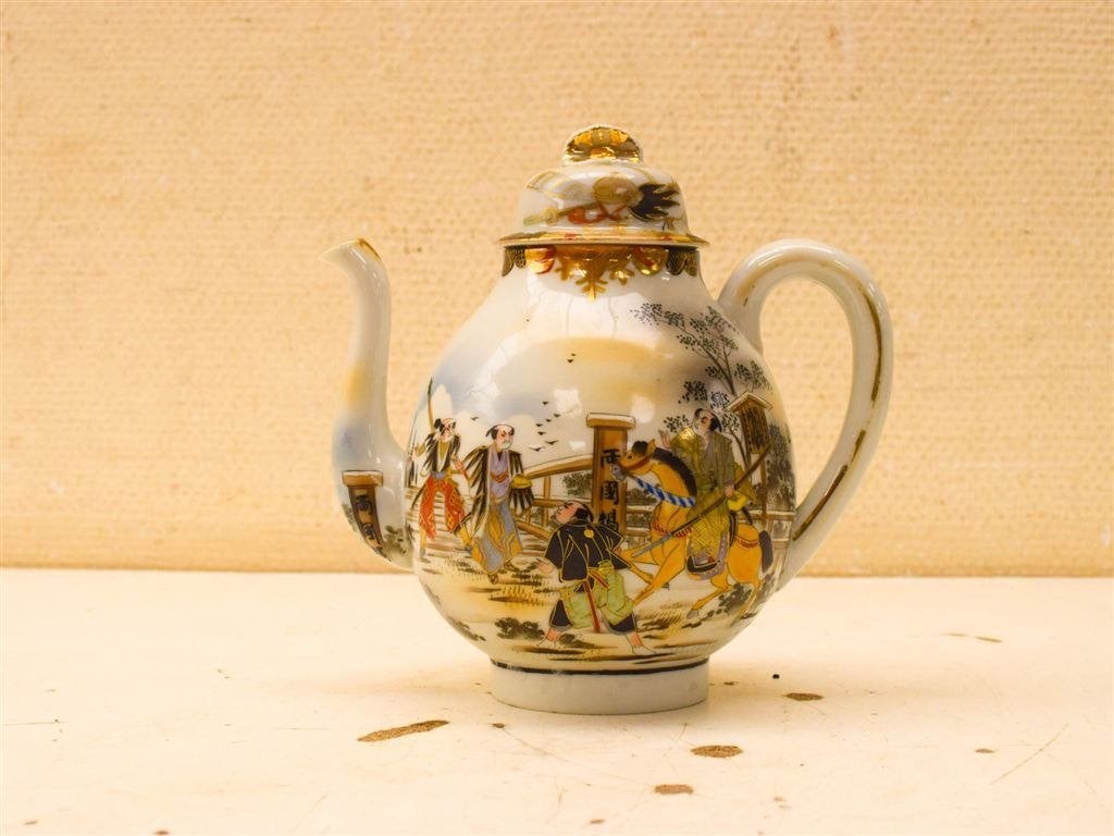Porseleinen theepot 51284, Gebruikt, Ophalen of Verzenden, Bord(en), Overige stijlen