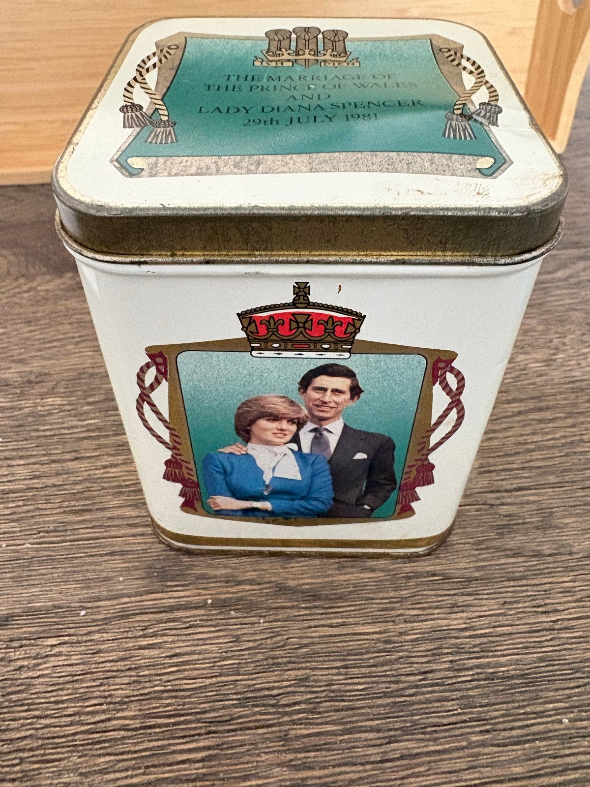 Vintage blik Charles & Diana huwelijk 1981, Verzamelen, Verzenden, Gebruikt, Overige, Overige merken