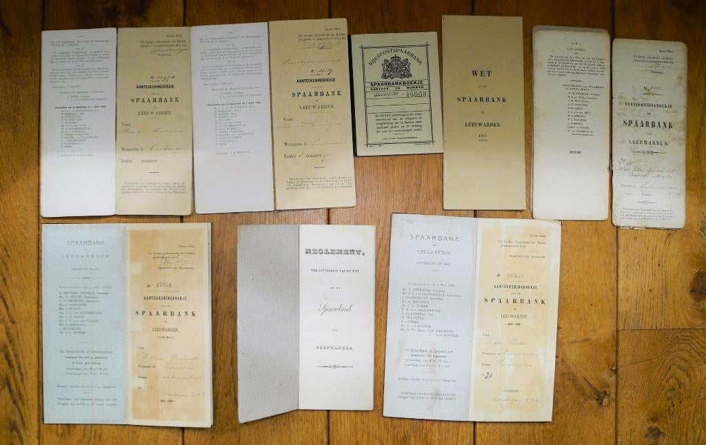 Verzameling oude spaarbankboekjes v.a. 1851 Leeuwarden Fries, Boeken, Ophalen of Verzenden, Gelezen