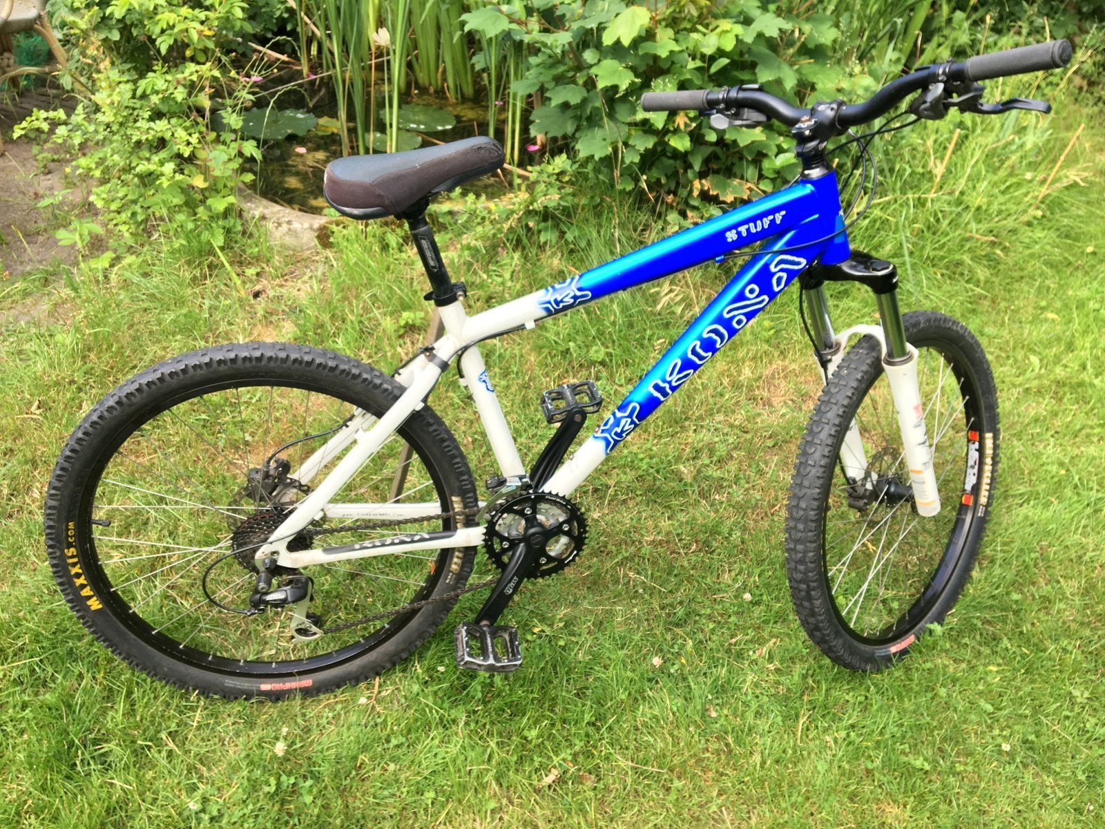 Kona Stuff ( dirt jump) moutainbike , blauw/wit, Fietsen en Brommers, Fietsen | Crossfietsen en BMX, Ophalen, 24 inch of meer