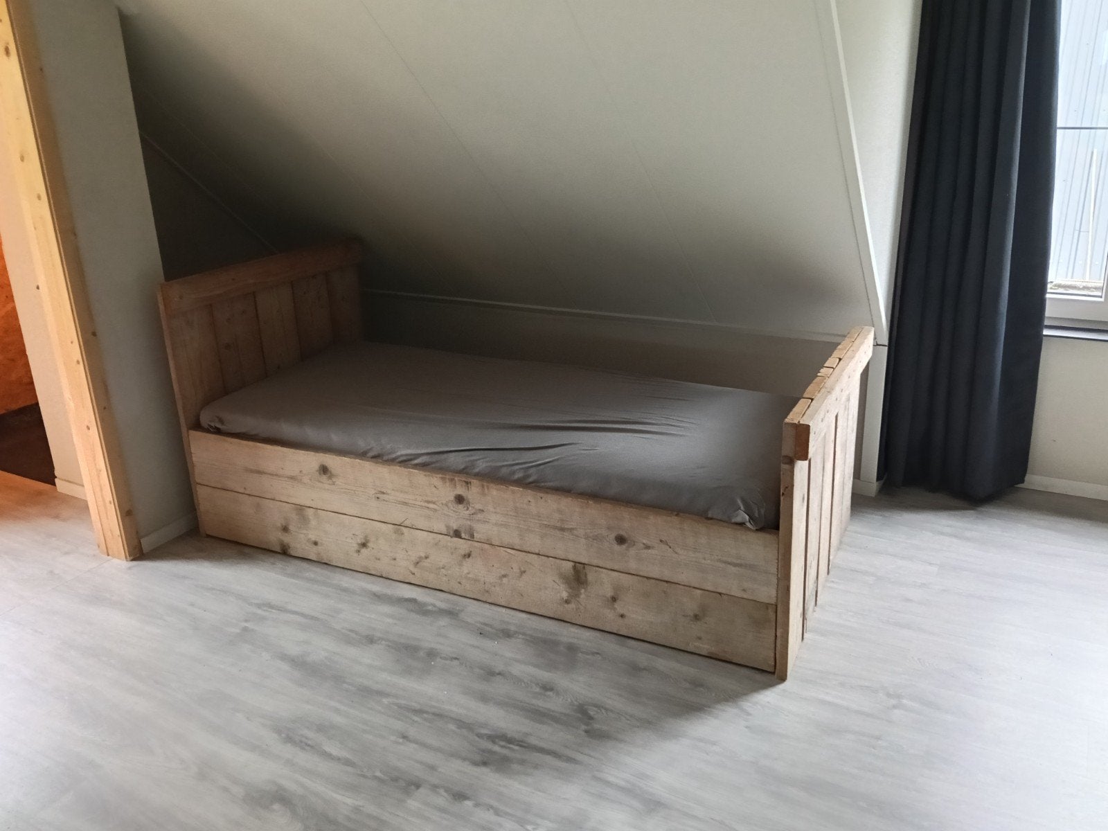 Gratis af te halen: Steigerhouten bed en dressoir, Gebruikt, 90 cm, Eenpersoons, Bruin