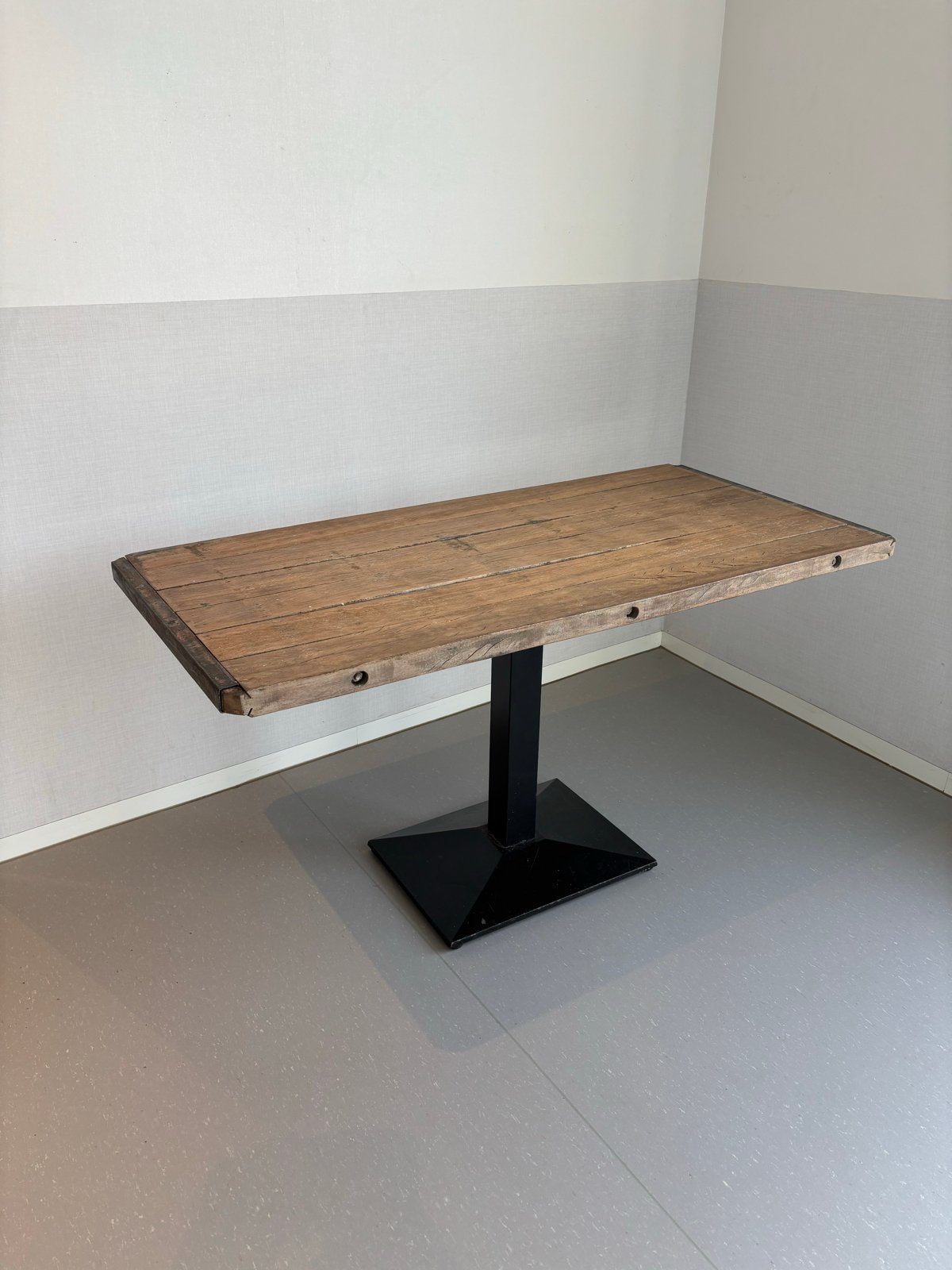 Robuuste houten tafel met metalen onderstel, Ophalen, Gebruikt, 100 tot 150 cm, Tot twee personen
