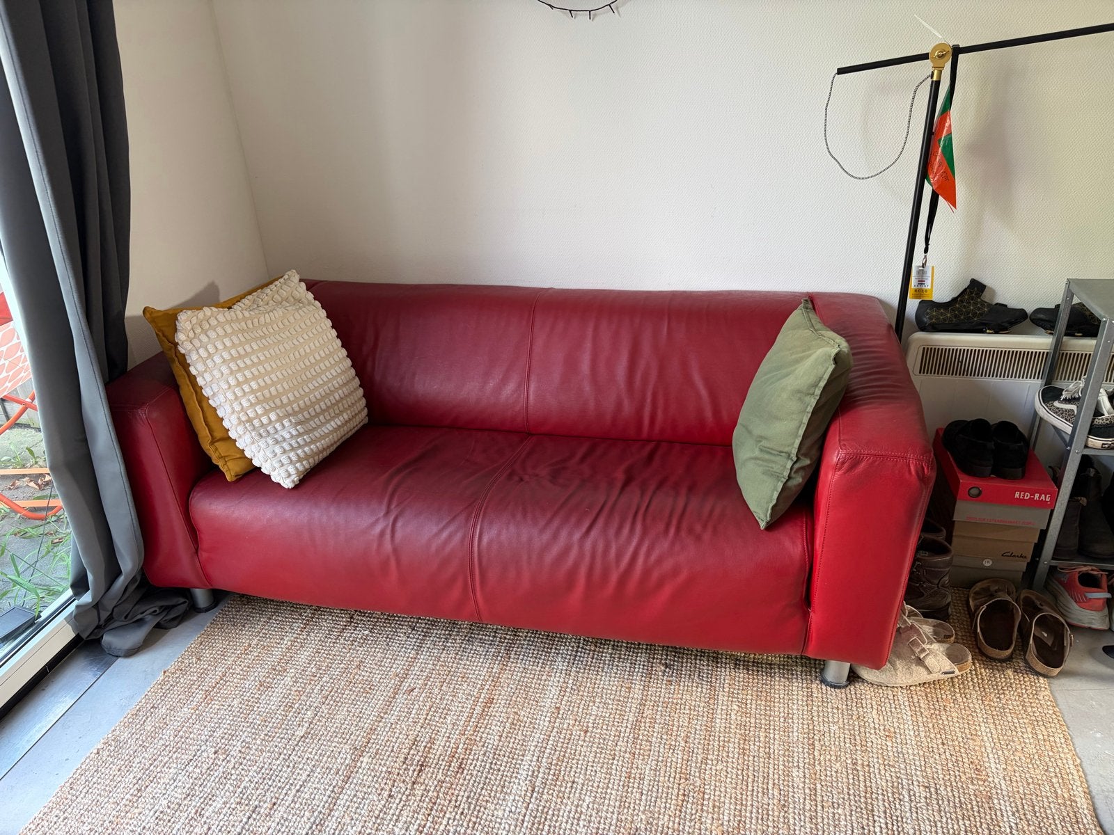 Comfortabele rode leren bank - 2-zits (IKEA), Huis en Inrichting, Ophalen, Gebruikt, 150 tot 200 cm, Tweepersoons