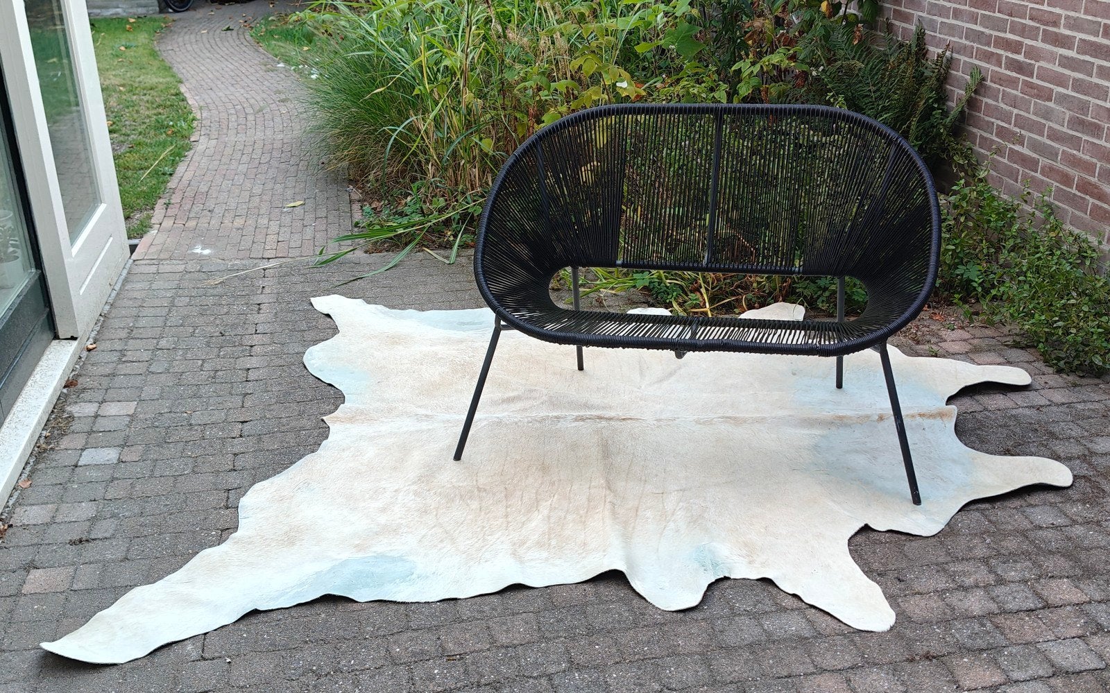 Draadbankje en blonde koeienhuid als set voor binnen of buit, Ophalen