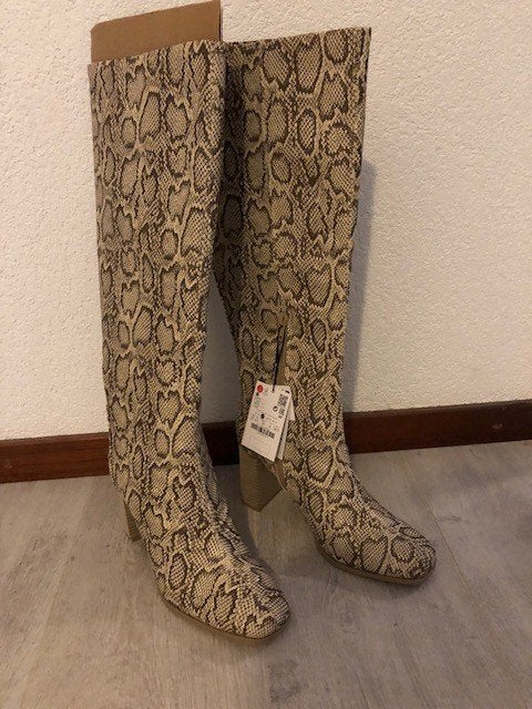 Nieuwe Bershka Slangenprint Laarzen - Maat 37 van, Bruin, Nieuw, Bershka, Ophalen of Verzenden
