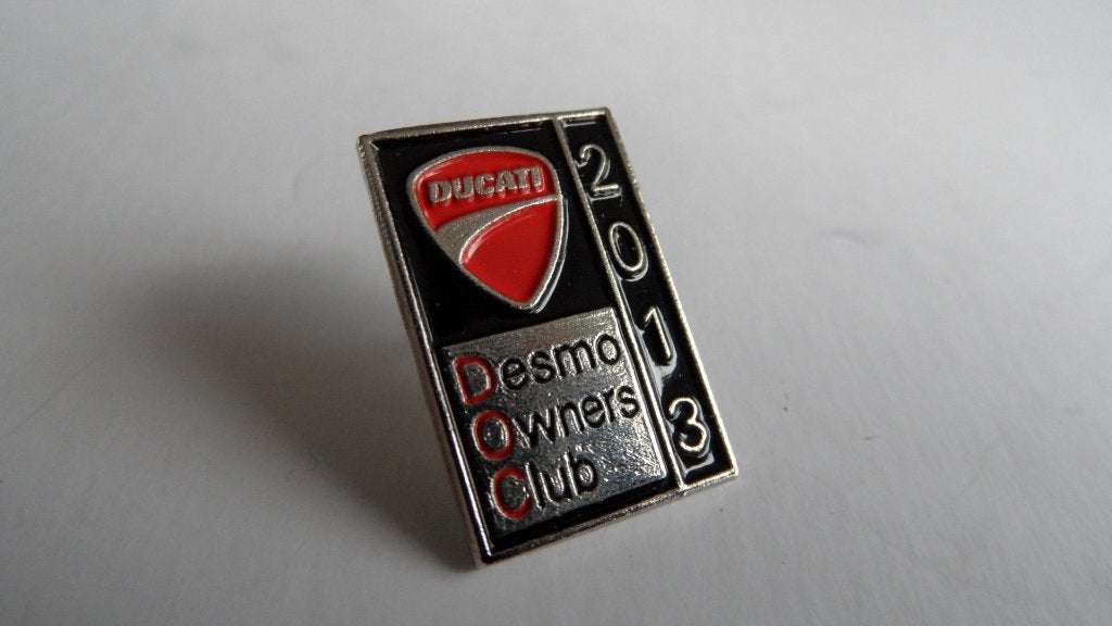 Ducati Desmo Owners Club 2013 motorspeld, Verzamelen, Verzenden, Gebruikt, Merk, Speldje of Pin