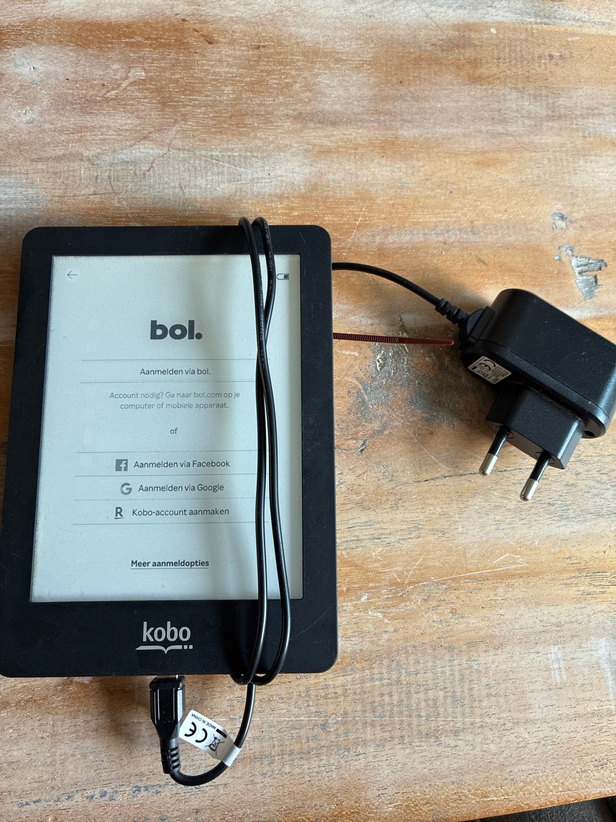 Kobo e-reader met oplader - Model N613, Computers en Software, E-readers, Gebruikt, Ophalen of Verzenden, 4 GB of minder, Touchscreen