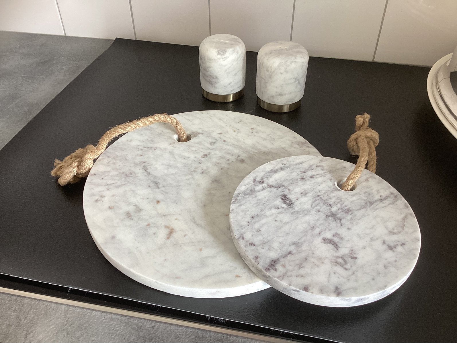 Twee ronde marmeren serveerplanken en een peper enzoutstel, Ophalen of Verzenden, Zo goed als nieuw, Rond
