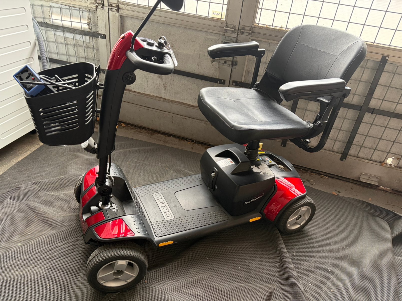 Scootmobiel past in de kofferbak, Diversen, 10 km/u of minder, Gebruikt, 15 km of minder, Ophalen