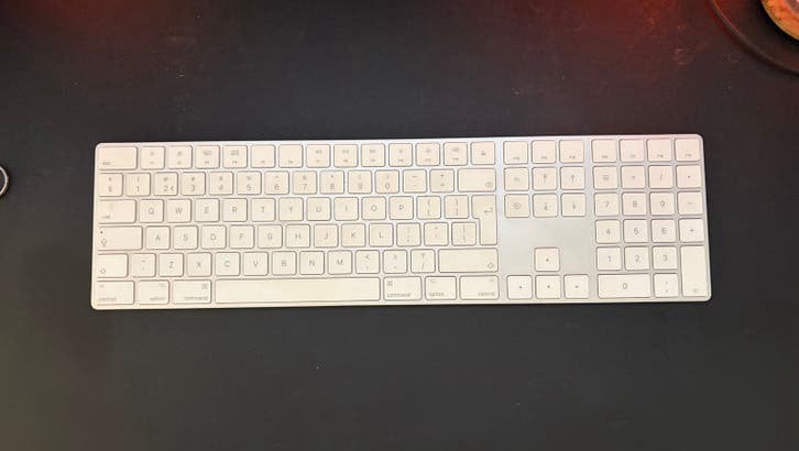 Apple Magic Keyboard met numeriek gedeelte (QWERTY), Computers en Software, Toetsenborden, Gebruikt, Ophalen of Verzenden, Draadloos