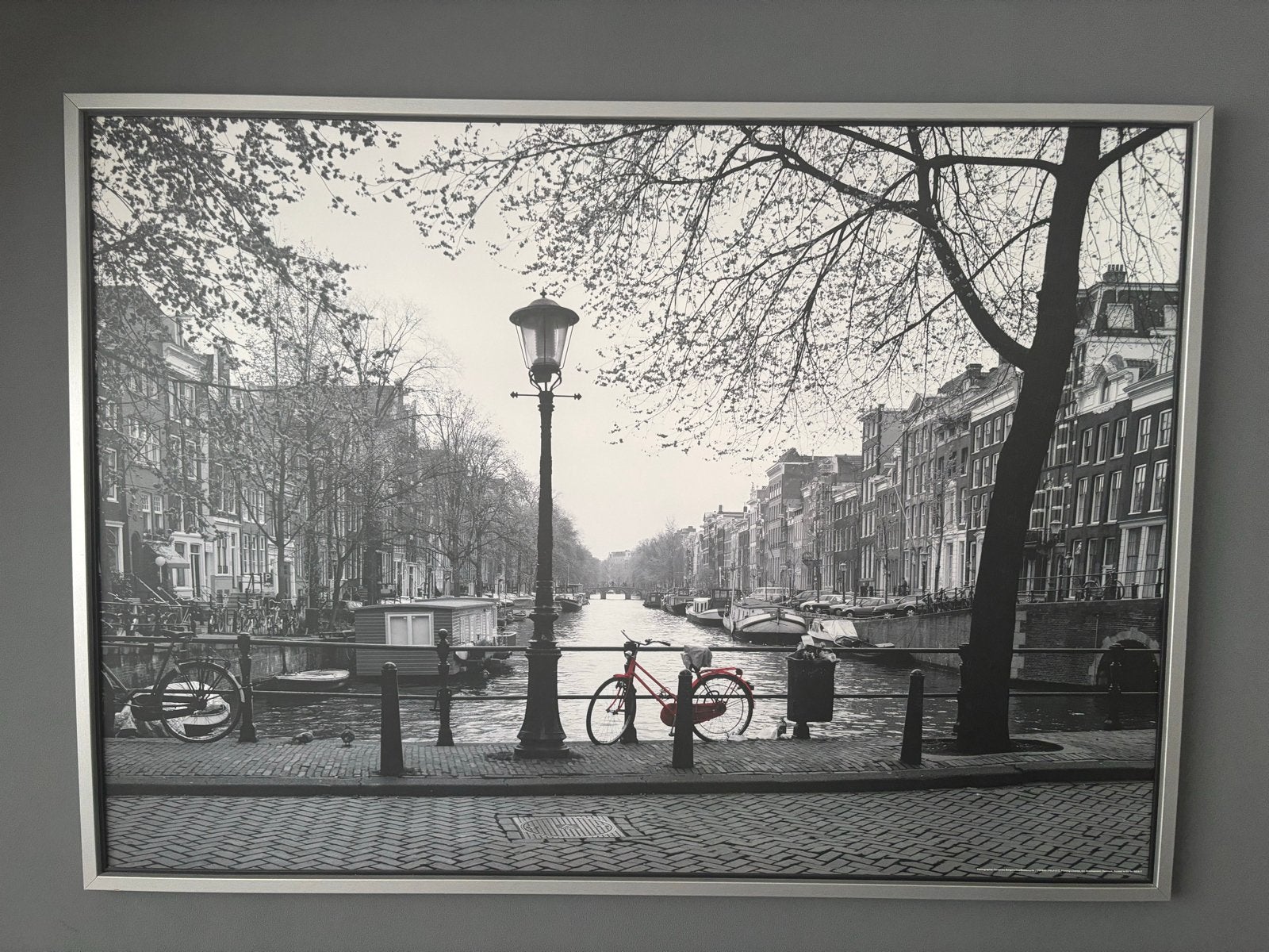 Zwart-wit foto Amsterdamse gracht met rode fiets, Huis en Inrichting, Woonaccessoires | Schilderijen, Tekeningen en Foto's, Ophalen