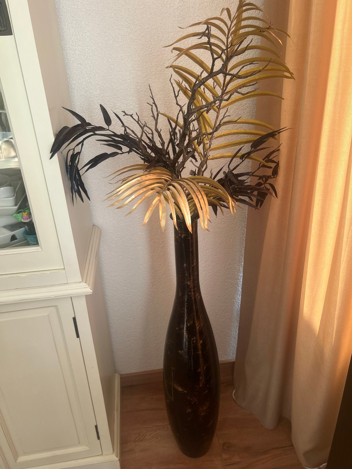 Grote decoratieve vaas met kunstplanten, Huis en Inrichting, Woonaccessoires | Vazen, Overige materialen, Zwart, Inclusief decoratie
