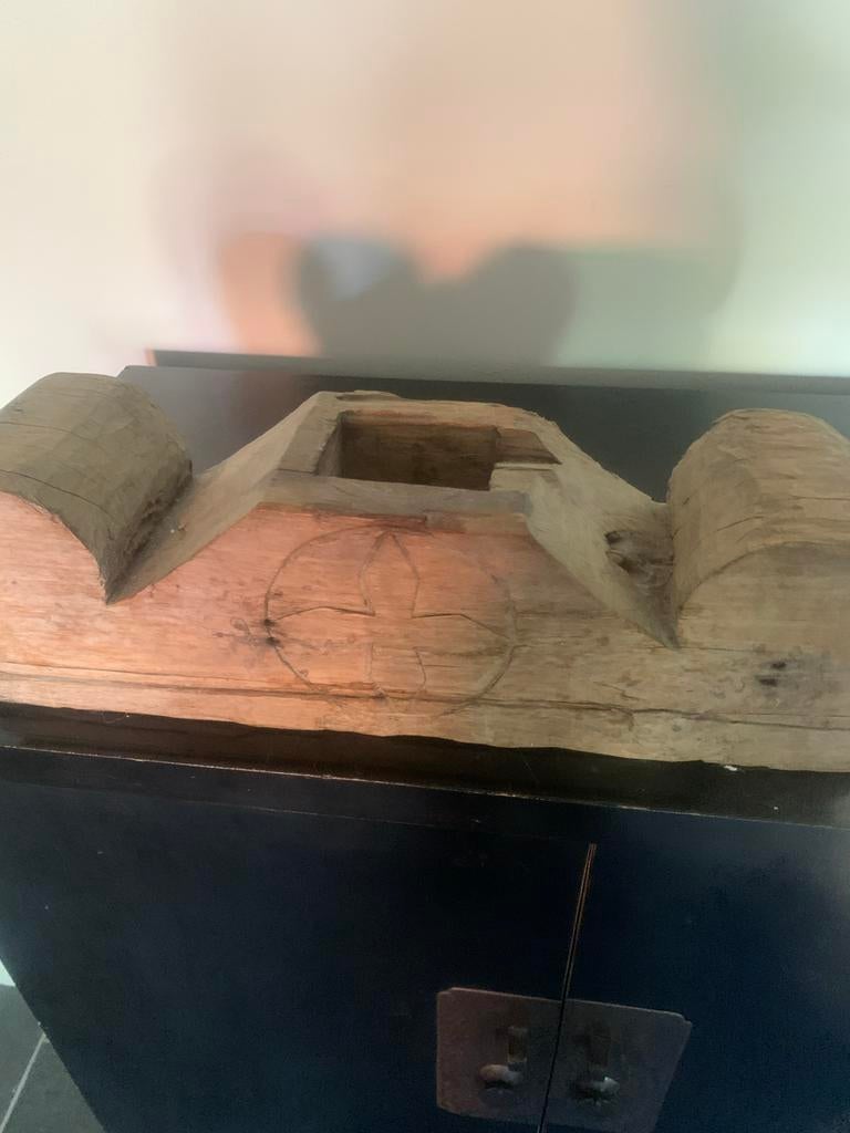 Antieke houten balk met ingekerfd patroon, Ophalen