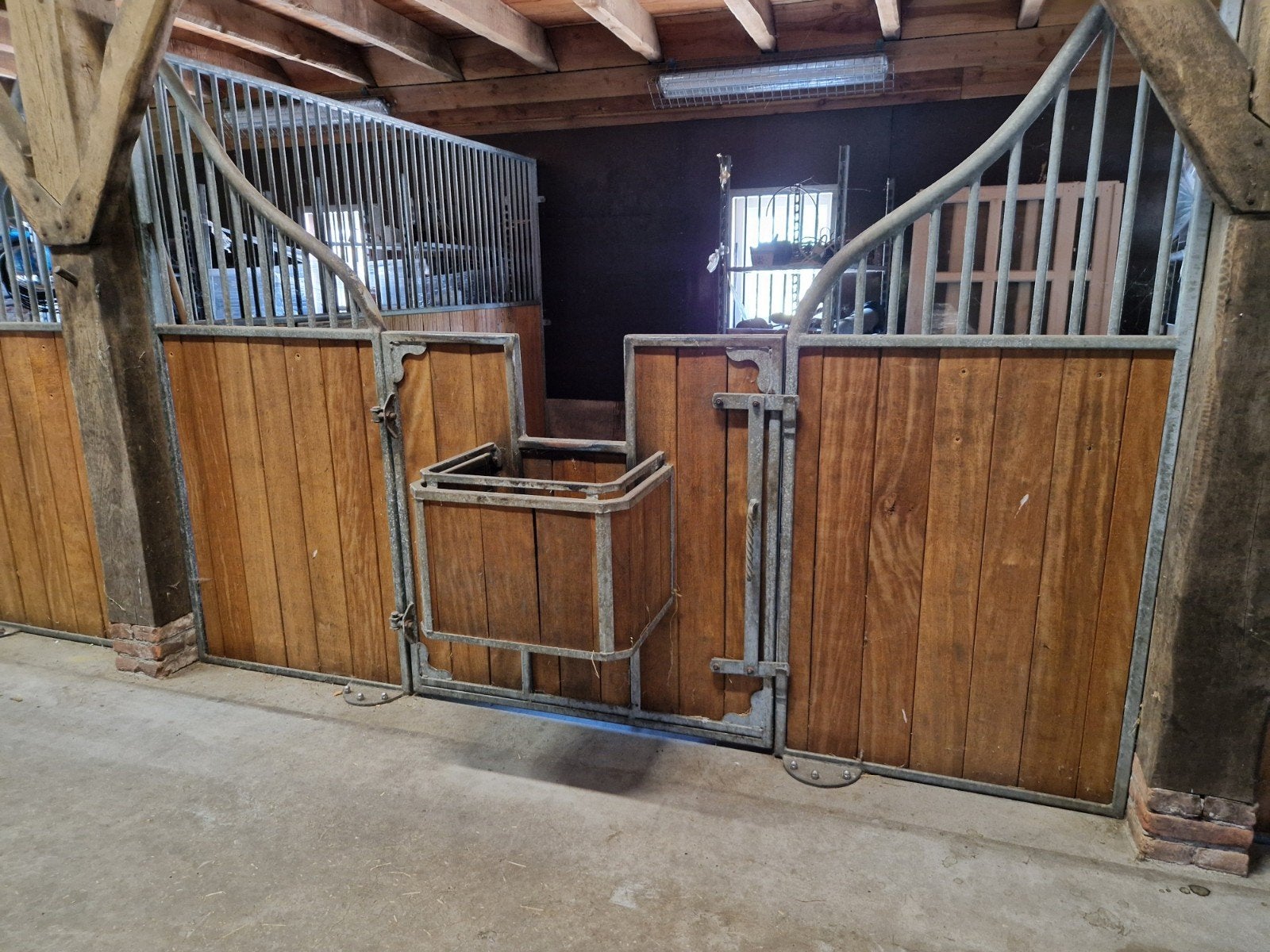 8 Paarden boxen , complete stal inrichting, Ophalen