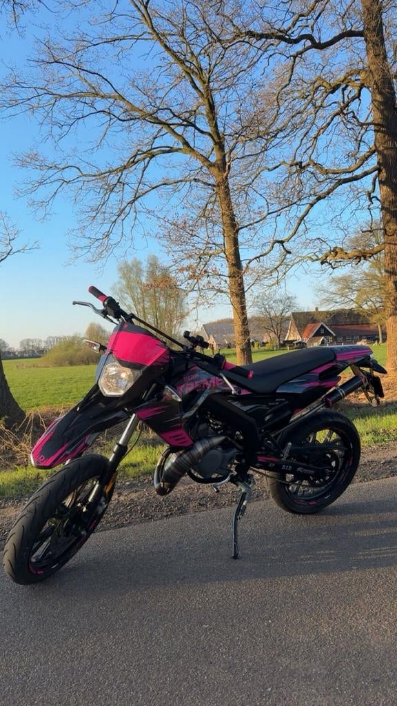 Roze Derbi Senda SM DRD Xtreme 2019, Fietsen en Brommers, Brommers | Derbi, Ophalen, Gebruikt
